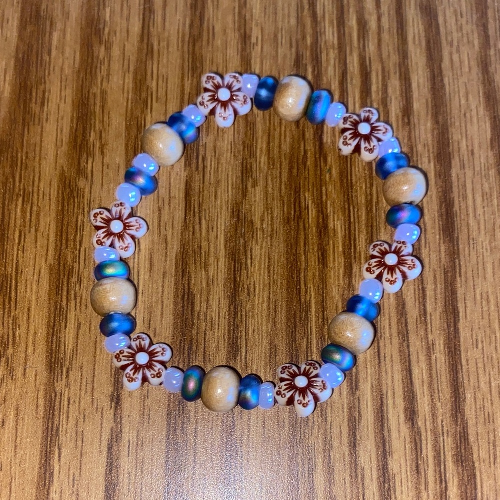 Floral Beaded Bracelet with Iridescent Glass Accents